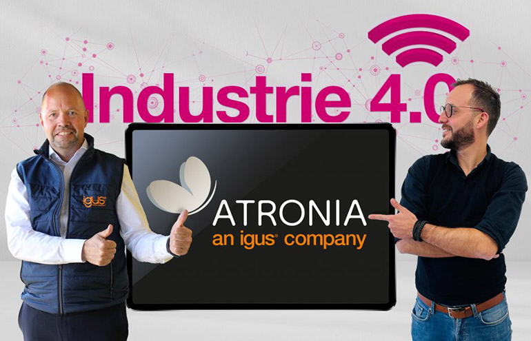 Michael Blass, CEO of igus e-chain Systems, and Carlos Alexandre Ferreira, Manager at Atronia Tailored Systems, are delighted about developing new Industry 4.0 products together.